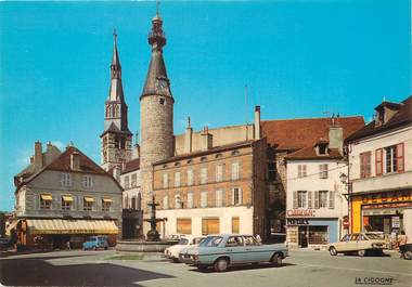 / CPSM FRANCE 03 " Saint Pourçain sur Sioule, le Beffroi, la fontaine au centre de la place" / CITROEN