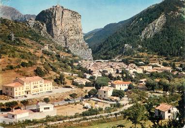 / CPSM FRANCE 04 "Castellane, le roc et Notre Dame du Roc dominant la ville"