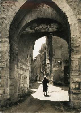 / CPSM FRANCE 04 "Riez, vieille rue sous la porte Saint Sols"