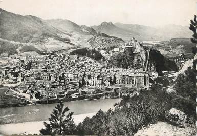 / CPSM FRANCE 04 "Sisteron, vue générale et la Durance"