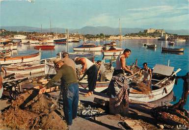 / CPSM FRANCE 06 "Antibes" / PÊCHE / BATEAU