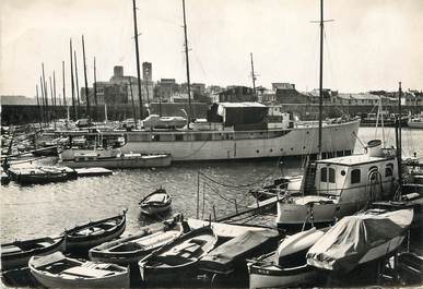 / CPSM FRANCE 06 "Antibes, Le port" /  BATEAU