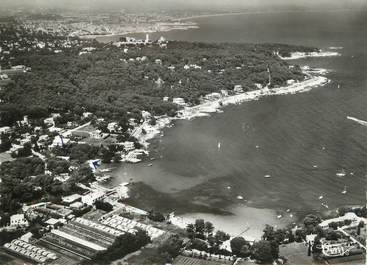 / CPSM FRANCE 06 "Cap d'Antibes, plage et phare de la Garoupe"