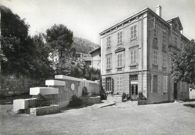 / CPSM FRANCE 06 "Bar sur Loup, la mairie, la fontaine"