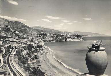 / CPSM FRANCE 06 "Cap d'Ail, la plage Marquet, au fond le rocher de Monaco"