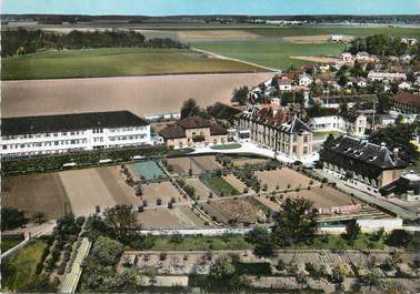 / CPSM FRANCE 77 "Brie Comte Robert, vue aérienne, l'hôtel Dieu"