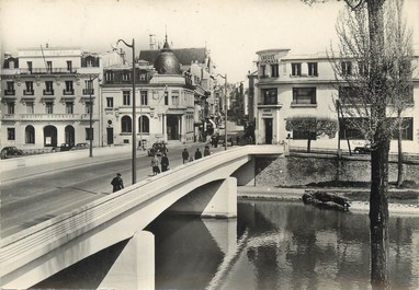 / CPSM FRANCE 77 "Melun, la Seine, le pont Jeanne d'Arc et la rue Saint Aspais"