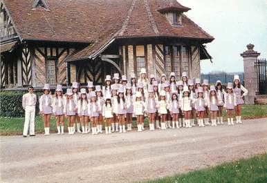 / CPSM FRANCE 77 "Tournan en Brie, les violettes" / MAJORETTE