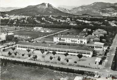 / CPSM FRANCE 04 "Saint Auban sur Durance, le groupe scolaire et le terrain des sports"