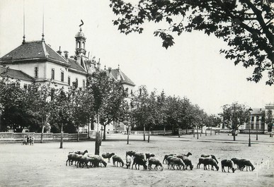 / CPSM FRANCE 05 "Gap, place de Verdun et le lycée"