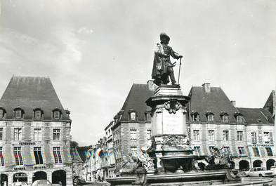 CPSM FRANCE 08 "Charleville, place Ducale et statue Ch. de Gonzague"