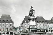 08 Ardenne CPSM FRANCE 08 "Charleville, place Ducale et statue Ch. de Gonzague"