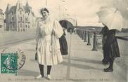 85 Vendee / CPA FRANCE 85 "Les Sables d'Olonne, sur le remblai" / FOLKLORE