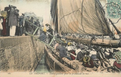 / CPA FRANCE 76 "Le Tréport, Embarquement pour la promenade de la mer"