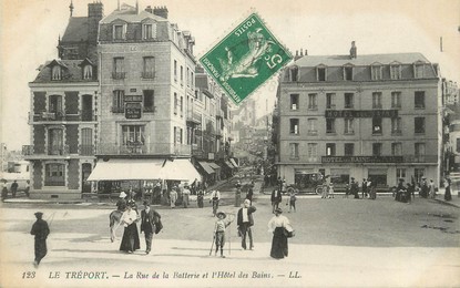 / CPA FRANCE 76 "Le Tréport, la rue de batterie et l'hôtel des Bains"