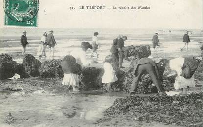 / CPA FRANCE 76 "Le Tréport, la récolte des moules"