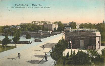 CPA FRANCE 57 "Thionville, sur le pont de la Moselle"