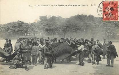 / CPA FRANCE 94 "Vincennes, le battage des couvertures"
