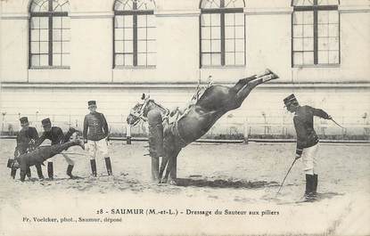 / CPA FRANCE 49 "Saumur, dressage du sauteur aux piliers" / CHEVAL