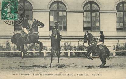 / CPA FRANCE 49 "Saumur, école de cavalerie, sauteur en liberté et courbettes" / CHEVAL