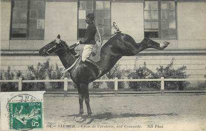 / CPA FRANCE 49 "Saumur, école de cavalerie, une croupade" / CHEVAL