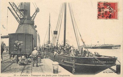 / CPA FRANCE 62 "Calais, transport des fruits pour l'Angleterre" / BATEAU