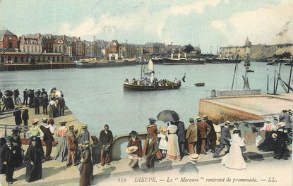 / CPA FRANCE 76 "Dieppe, le mercure rentrant de promenade"