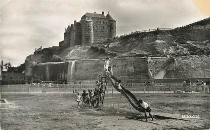 / CPSM FRANCE 76 "Dieppe, jardin d'enfants en bordure de mer et le château"