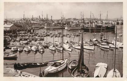 / CPSM FRANCE 83 "Toulon, vue sur le port" / BATEAU