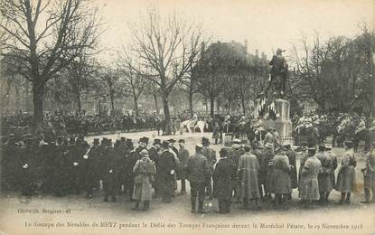 / CPA FRANCE 57 "Le groupe des Notables de Metz pendant le défilé des troupes françaises"