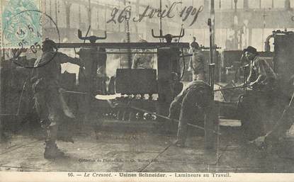 / CPA FRANCE 71 "Le Creusot, usines Schneider, lamineurs au travail"