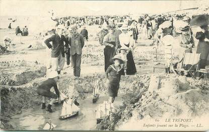 / CPA FRANCE 76 "Le Tréport, enfants jouant sur la plage"