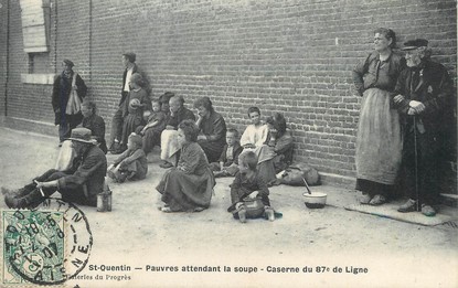 / CPA FRANCE 02 "Saint Quentin, pauvres en attendant la soupe, caserne du 87ème de ligne"