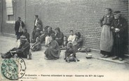 02 Aisne / CPA FRANCE 02 "Saint Quentin, pauvres en attendant la soupe, caserne du 87ème de ligne"