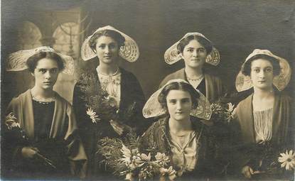 / CARTE PHOTO FRANCE 29 Jeunes femmes" / FOLKLORE