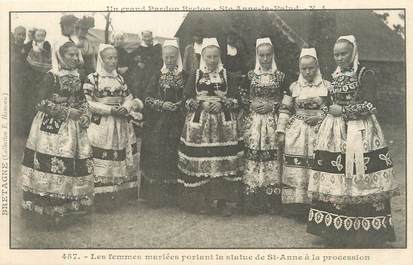 / CPA FRANCE 29 "Les femmes mariées portant la statue Saint Anne à la procession"