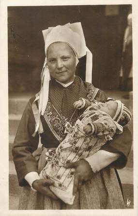 / CPA FRANCE 29 "Jeune femme de Plougastel Daoulas" / FOLKLORE