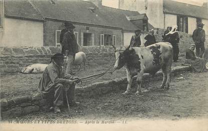 / CPA FRANCE 29 "Moeurs et types breton, après le marché" / VACHE