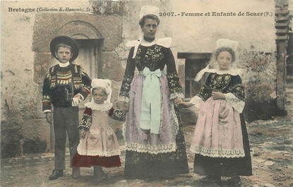 / CPA FRANCE 29 "Femme et Enfants de Scaer"