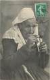 29 Finistere / CPA FRANCE 29 "Vieille fumeuse de Bretagne / FOLKLORE