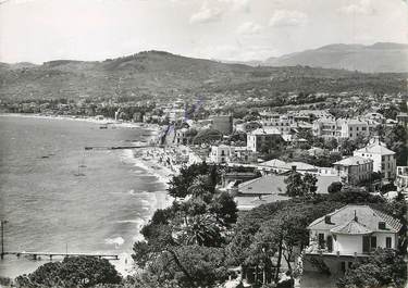 / CPSM FRANCE 06 "Juan les Pins, vue générale, la ville et la plage"