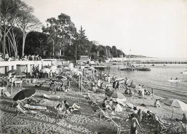 / CPSM FRANCE 06 "Juan les Pins, coin de la plage et vue sur le Cap d'Antibes"