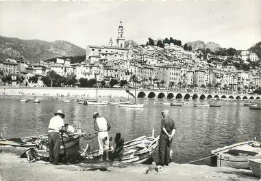 / CPSM FRANCE 06 "Menton, vue générale de la ville, le port et les pêcheurs"