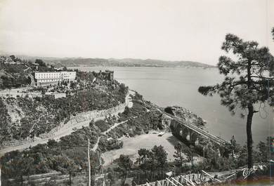 / CPSM FRANCE 06 "La Napoule, le château Agecroft et vue vers Cannes"