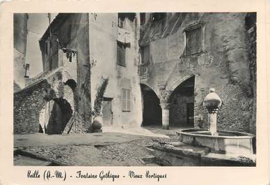 / CPSM FRANCE 06 "Peille, fontaine Gothique, vieux portiques"