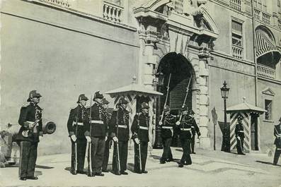 / CPSM MONACO "Relève de la Garde devant le palais princier"