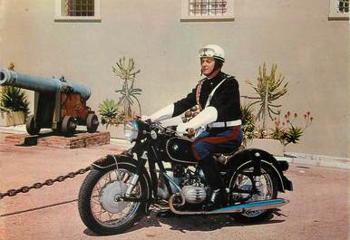 / CPSM MONACO "Carabinier du Peloton d'Escorte Motocycliste devant le palais de S.A.S. le prince de Monaco"