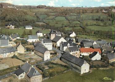 / CPSM FRANCE 12 "Cassuejouls, vue aérienne sur le centre de Casséjouls"