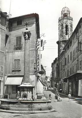 / CPSM FRANCE 13 "Aix en Provence, rue Spariat et le clocher des Augustins"