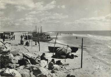 / CPSM FRANCE 13 "Saintes Maries de la Mer, les barques de pêche sur le plage"